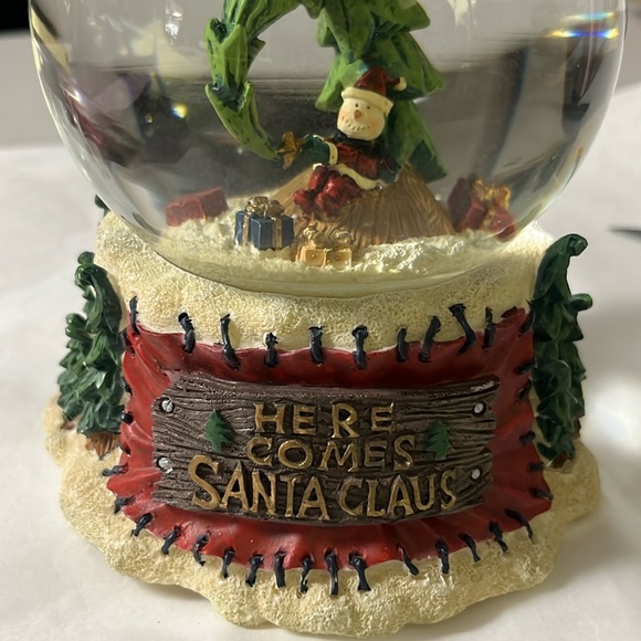 Vintage Snow Globe Her Cones Santa. Claus Christmas Music Box Jingle Bell Tune - Picture 2 of 7